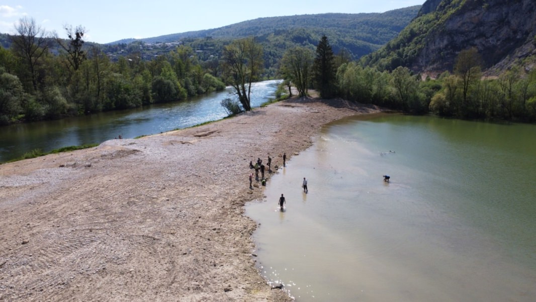 Bande de terre entourée par un cours d'eau | Equo Vivo - Nous connaître