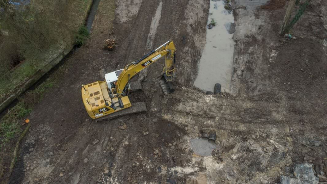 Vue aérienne par drone d'un engin de chantier sur de la terre | Equo Vivo - Nous connaître