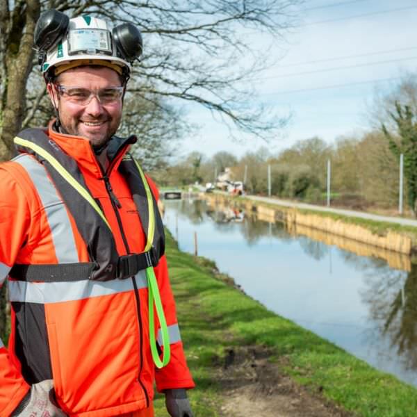 Homme en tenue de chantier souriant à l'objectif | Equo Vivo - Page d'accueil