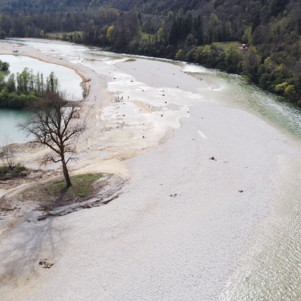 Vue aérienne par drone d'une terre entourée d'eau, le tout entouré par de la végétation | Equo Vivo - Nos valeurs